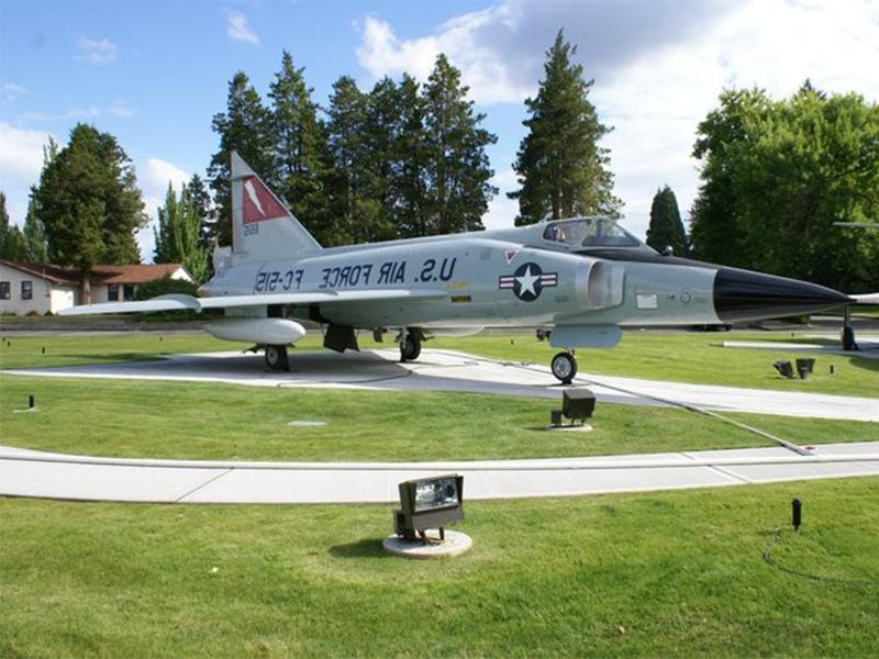 A US 空军 FC-515 fighter plane on display on a lawn