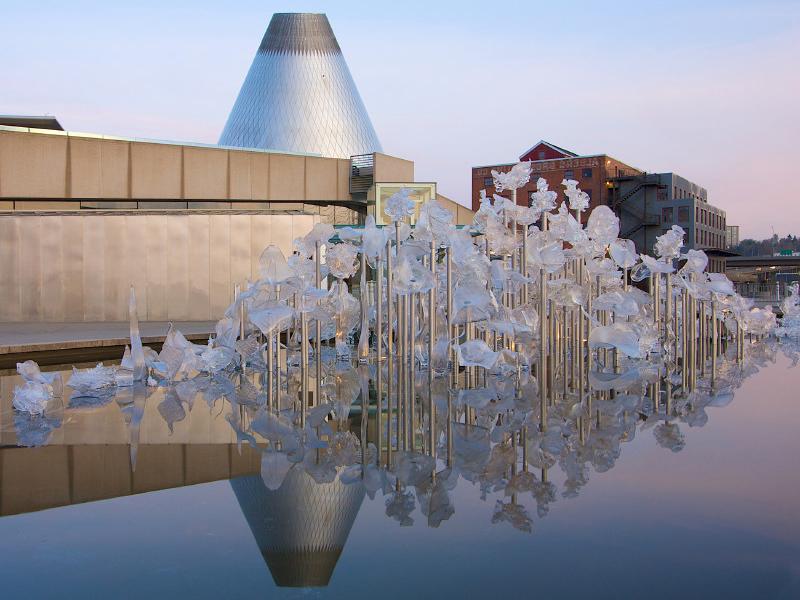 The 玻璃博物馆 cone reflected in the sculpture pond 